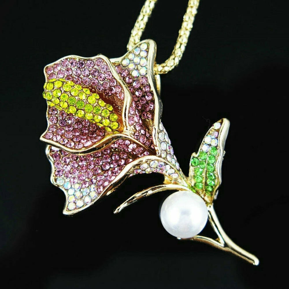 NWOT Pearl Pink Rhinestone  Flower Necklace